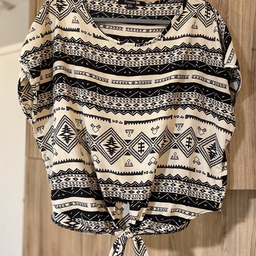 Short-sleeved crop tie top